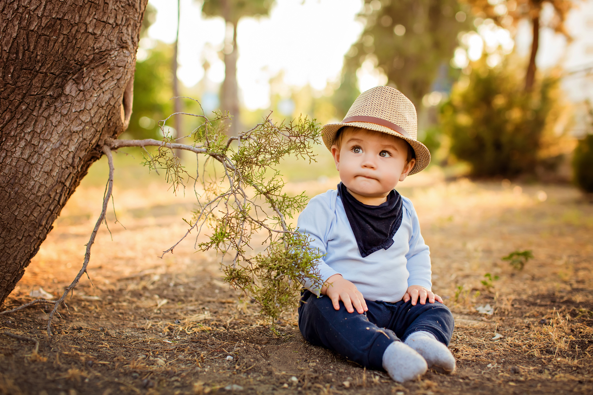 Очаровательный мальчик. Соломенная шляпа для малыша. Маленький мальчик в шляпе. Фотосессия малыша в соломенной шляпе. Фотосессия мальчик в соломенной шляпе.